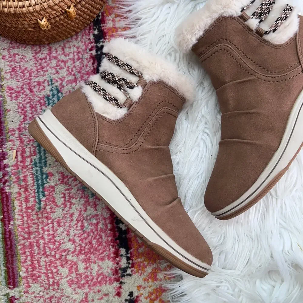 Clarks Breeze Cozy Boot 7 Tan Brown Winter Faux Fur Ankle Bootie - Picture 2 of 9